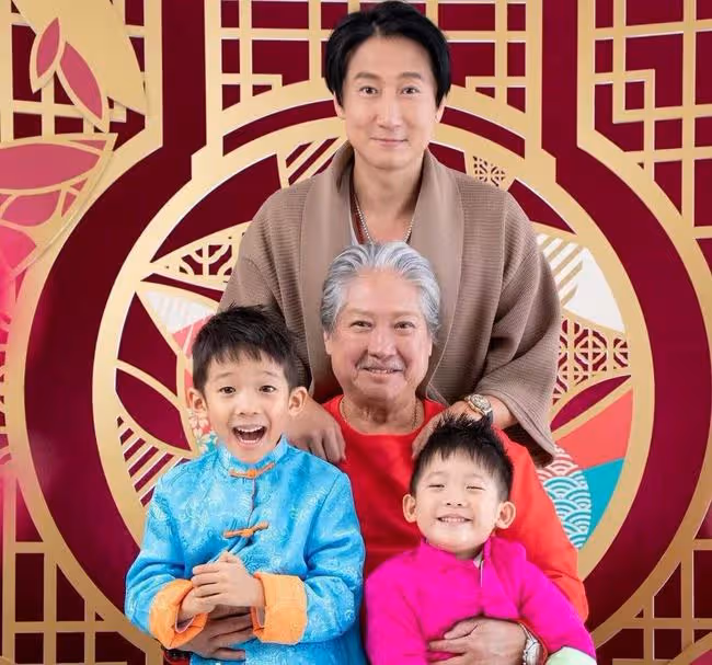 洪金寶迎70歲大壽!氣色紅潤緊摟倆孫子,祖孫三代同框如複製粘貼