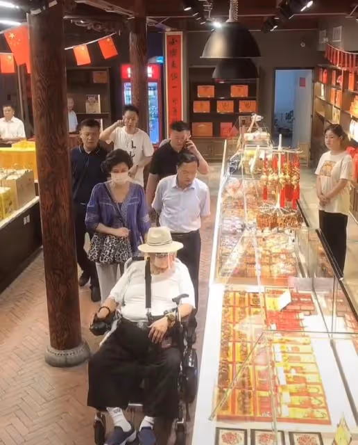 洪金寶迎70歲大壽!氣色紅潤緊摟倆孫子,祖孫三代同框如複製粘貼