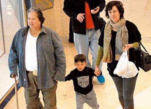 洪金寶迎70歲大壽!氣色紅潤緊摟倆孫子,祖孫三代同框如複製粘貼