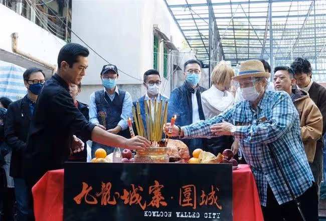 洪金寶迎70歲大壽!氣色紅潤緊摟倆孫子,祖孫三代同框如複製粘貼