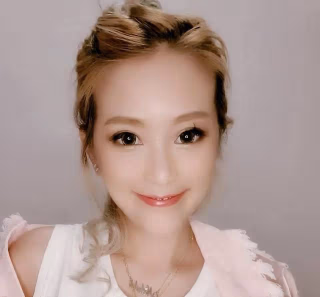 香港著名女星飽受情傷困擾,宣布淡出演藝圈,正式移居英國生活