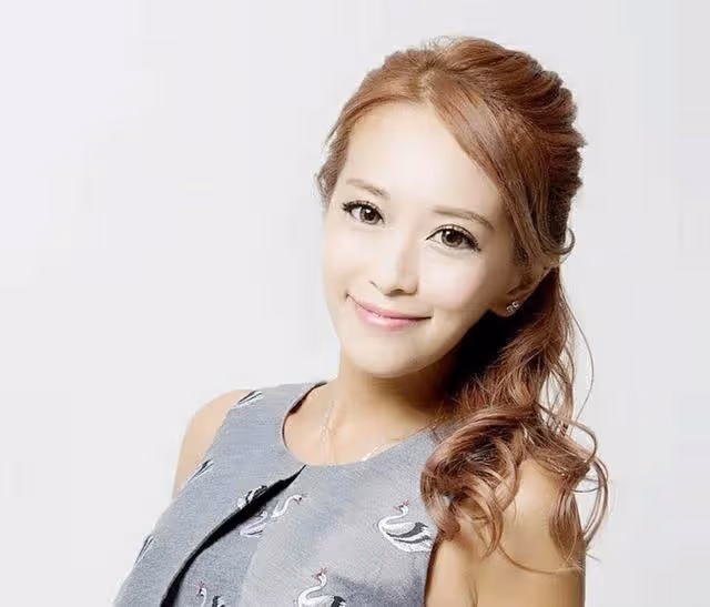 香港著名女星飽受情傷困擾,宣布淡出演藝圈,正式移居英國生活