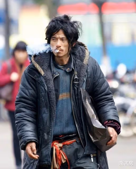 當年紅極一時的「犀利哥」，曾被稱為最帥乞丐，如今已失去了笑容