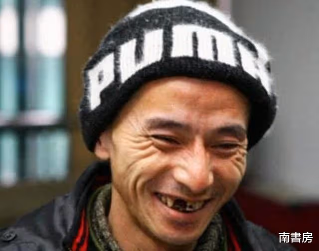 當年紅極一時的「犀利哥」，曾被稱為最帥乞丐，如今已失去了笑容