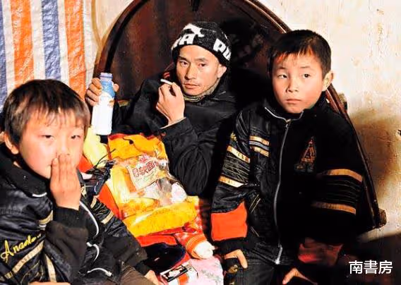 當年紅極一時的「犀利哥」,曾被稱為最帥乞丐,如今已失去了笑容