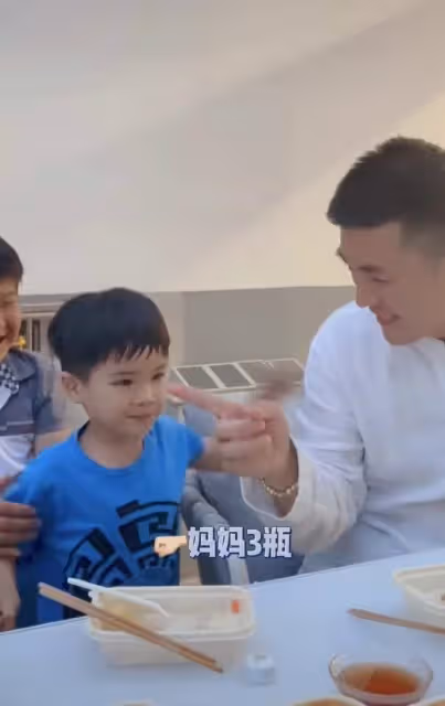 楊子曬全家互動畫面，夫妻倆逗小兒子太溫馨，安迪被無視惹人心疼