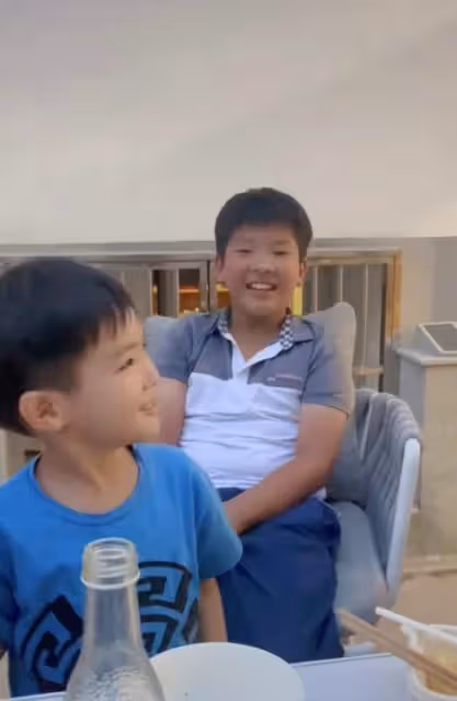 楊子曬全家互動畫面，夫妻倆逗小兒子太溫馨，安迪被無視惹人心疼
