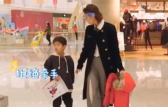 楊子曬全家互動畫面，夫妻倆逗小兒子太溫馨，安迪被無視惹人心疼