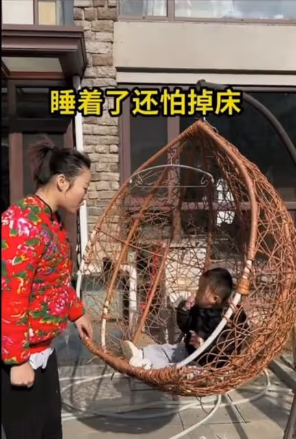 41歲草帽姐行為惹爭議！獨留幼孫在高處坐鞦韆，任其哭鬧也不管