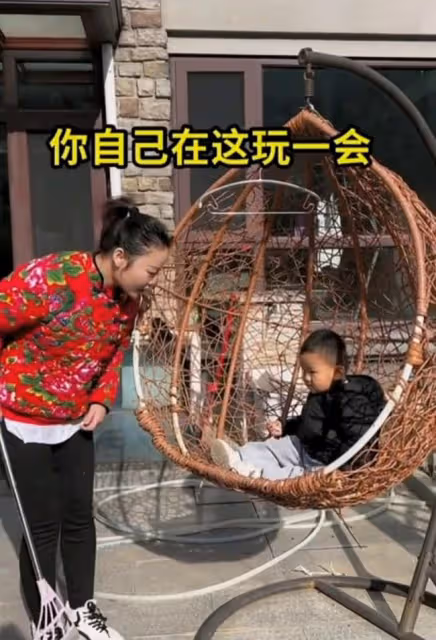 41歲草帽姐行為惹爭議！獨留幼孫在高處坐鞦韆，任其哭鬧也不管