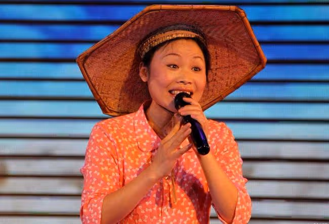 41歲草帽姐行為惹爭議！獨留幼孫在高處坐鞦韆，任其哭鬧也不管