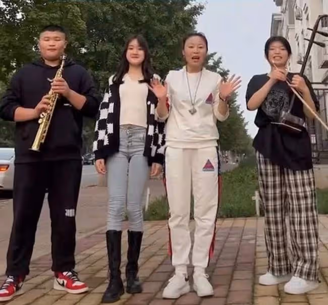 41歲草帽姐行為惹爭議！獨留幼孫在高處坐鞦韆，任其哭鬧也不管