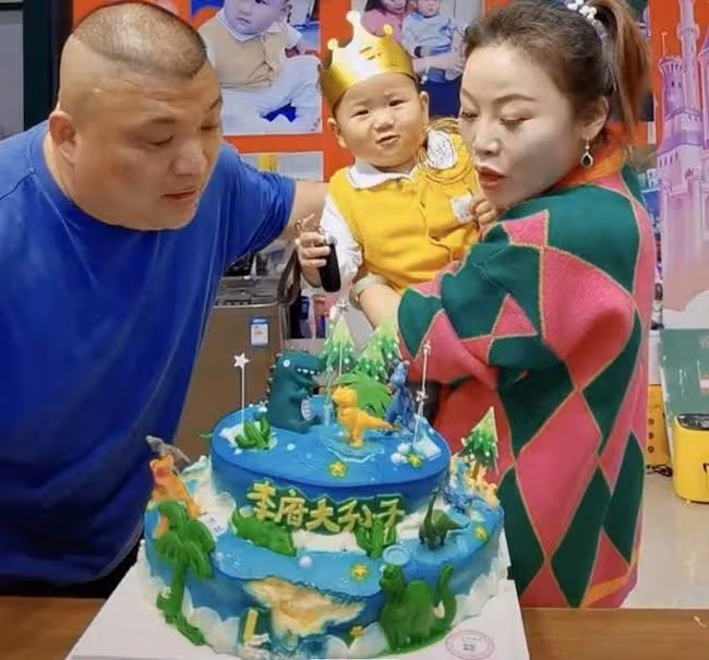 41歲草帽姐行為惹爭議！獨留幼孫在高處坐鞦韆，任其哭鬧也不管