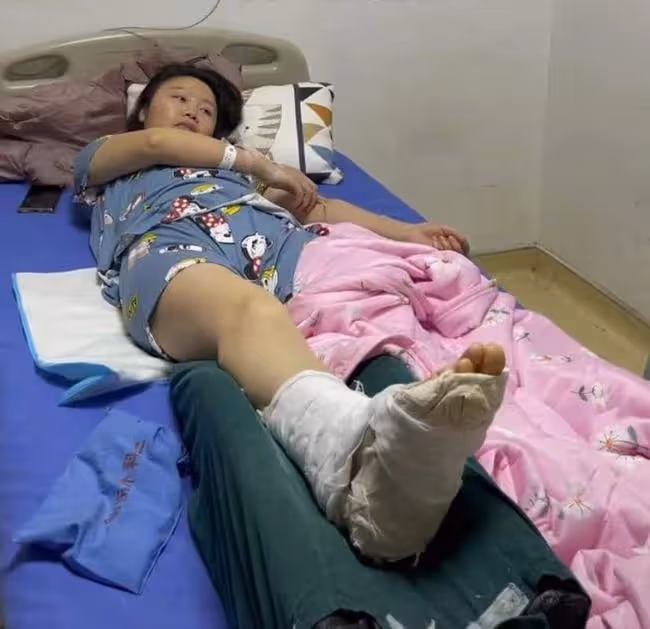 41歲草帽姐行為惹爭議！獨留幼孫在高處坐鞦韆，任其哭鬧也不管