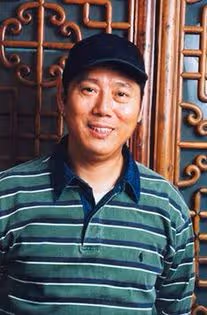 把髮妻兒子趕出家門娶小18歲嬌妻,婚後對方不生孩子還把他甩了