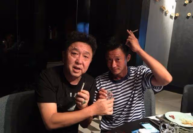 吳京投資1.5億籌拍《戰狼2》,打電話給於謙說:「老哥,我出80萬片酬,你來演一角色?」結果于謙果斷拒絕了