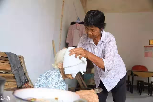 兒子離世後兒媳讓婆婆,10年天天喝青菜湯,媳婦臨終前卻說:媽,我的存款都留給你
