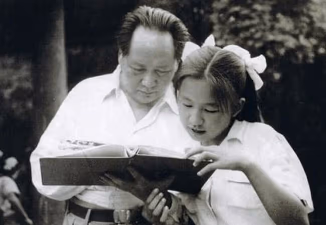李莉:主席的後人中相貌出眾,大氣明艷,幼年落殘疾,後成藝術家