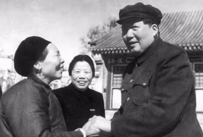李莉:主席的後人中相貌出眾,大氣明艷,幼年落殘疾,後成藝術家