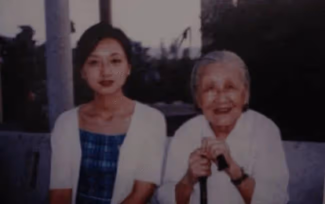李莉:主席的後人中相貌出眾,大氣明艷,幼年落殘疾,後成藝術家