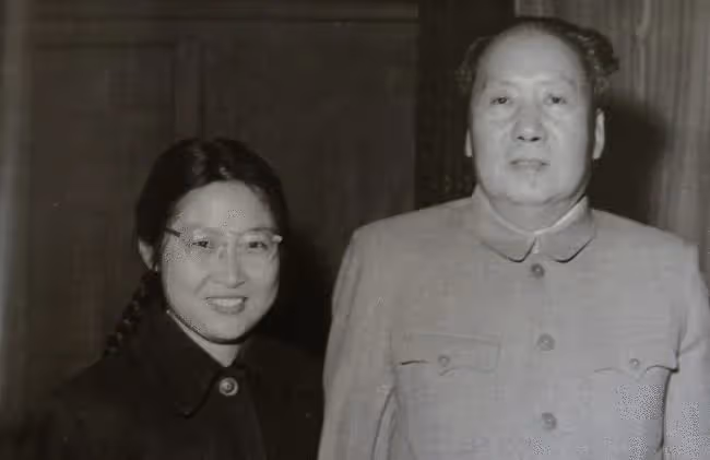 李莉:主席的後人中相貌出眾,大氣明艷,幼年落殘疾,後成藝術家