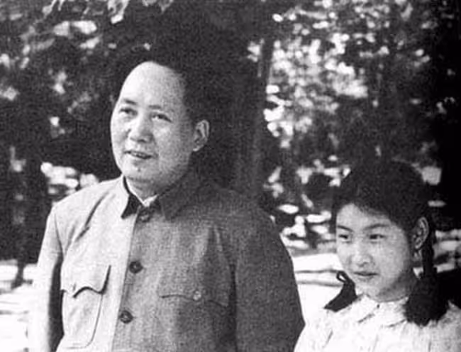 李莉:主席的後人中相貌出眾,大氣明艷,幼年落殘疾,後成藝術家
