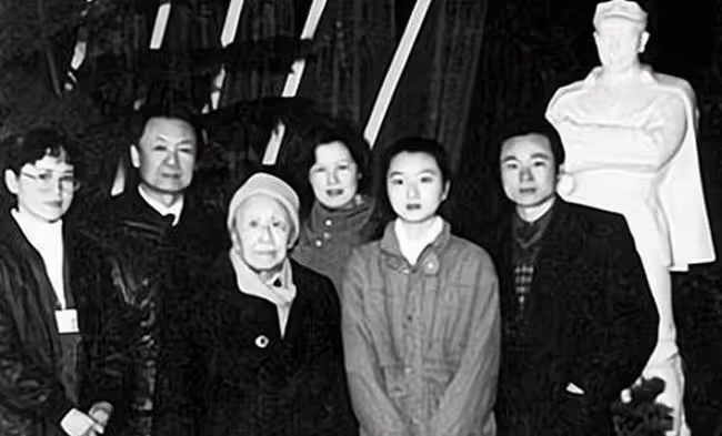 李莉:主席的後人中相貌出眾,大氣明艷,幼年落殘疾,後成藝術家