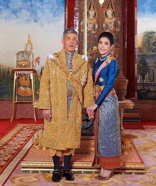 泰國王后陪國王亮相真風光!裹身裙顯曼妙身材,低頭彎腰不自信?