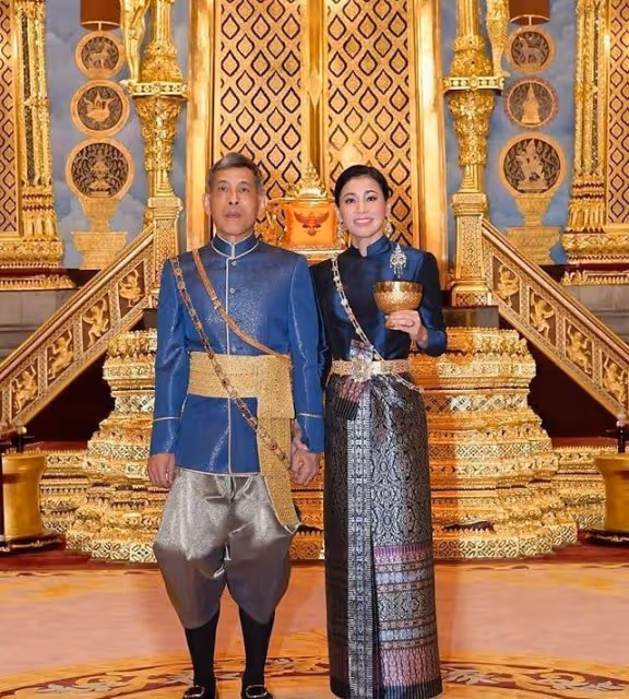 泰國王后陪國王亮相真風光!裹身裙顯曼妙身材,低頭彎腰不自信?
