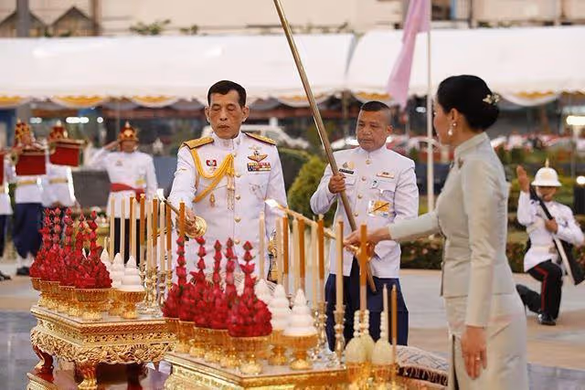 泰國王后陪國王亮相真風光!裹身裙顯曼妙身材,低頭彎腰不自信?