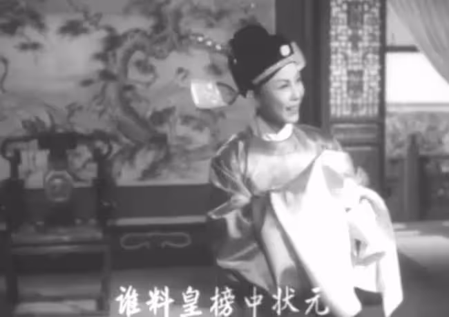 小潘潘名聲"落水"記：從一夜爆紅到被全網群嘲，她到底做錯了什麼