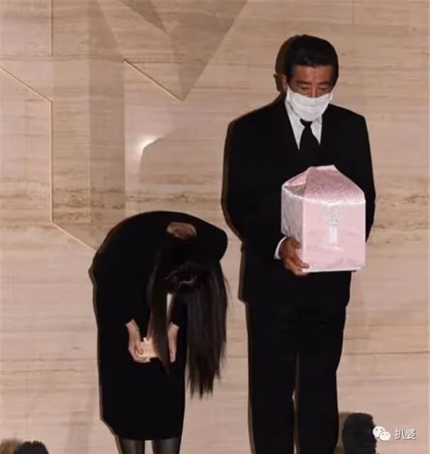 我的天,她居然真是被渣男逼死的。