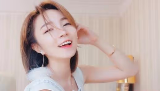 小潘潘名聲"落水"記：從一夜爆紅到被全網群嘲，她到底做錯了什麼