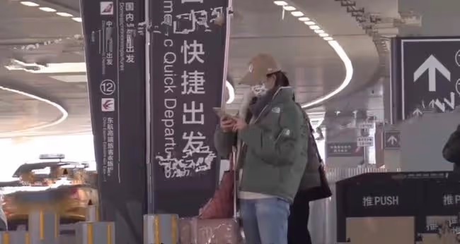 打破分手傳聞!楊玏現身機場接王玉雯,主動幫對方搬行李箱顯親密