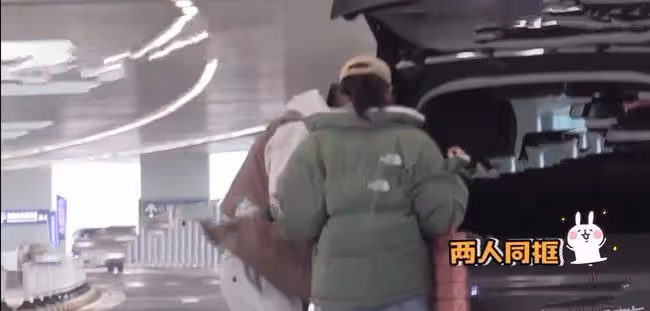 打破分手傳聞!楊玏現身機場接王玉雯,主動幫對方搬行李箱顯親密