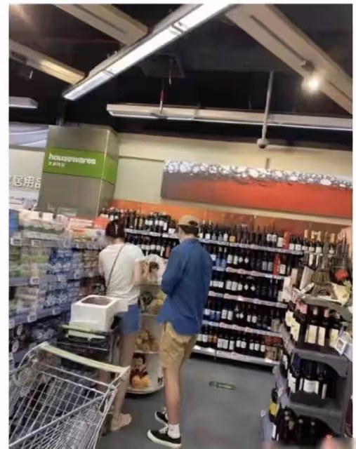打破分手傳聞!楊玏現身機場接王玉雯,主動幫對方搬行李箱顯親密