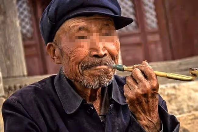 父親受傷後,兒子回村看望,母親說:你爸現在是孩子,讓著他點