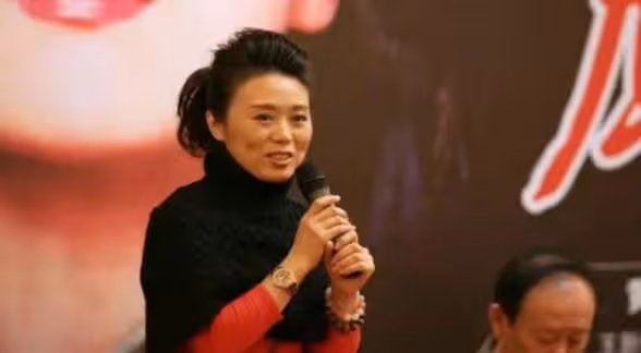 小潘潘名聲"落水"記：從一夜爆紅到被全網群嘲，她到底做錯了什麼