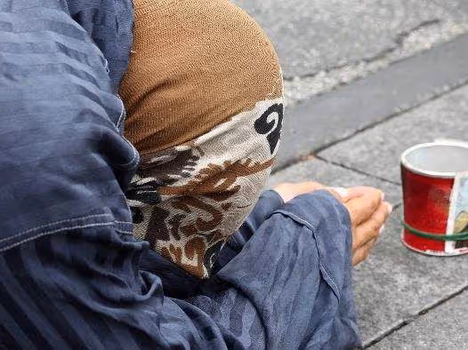 兩個兒子離婚後,老婦去女兒家養老,女兒跪地說:求你別來害我了