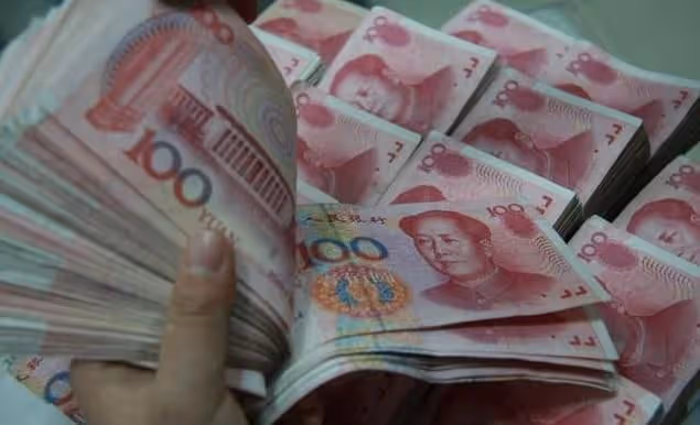 父親新婚失蹤,兒子半夜去找,看見老屋有亮光,推門進去哭紅了眼