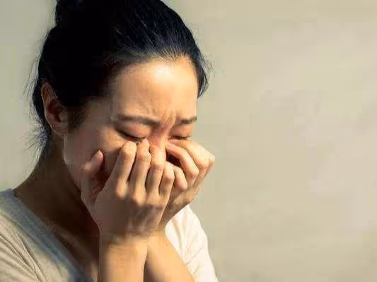 我身體不適,老公加夜班回來後我讓他吃泡麵,老公給我一巴掌