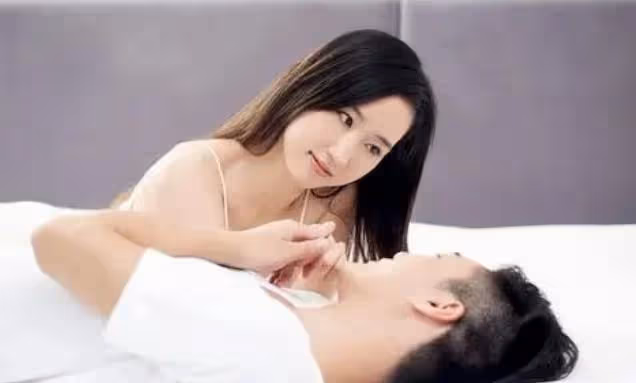 為尋求刺激,妻子拿50塊錢叫我買菜,回來後她和男人衣衫不整