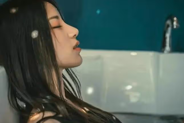 他輕輕將我壓在沙發上,想逃脫,身體卻扭不過