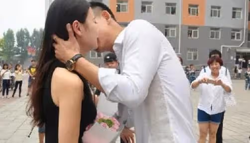 他不顧我同意吻我,由於沒有經驗,沒一會我腿就軟了