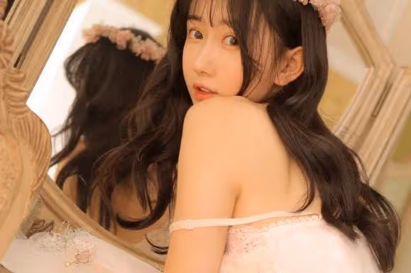 借著酒勁兒我撲到了一個「哥哥」,勾著他的脖子,瘋狂地吻他