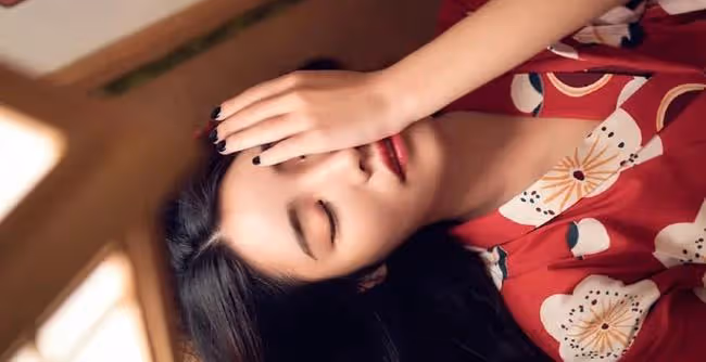 借著酒勁兒我撲到了一個「哥哥」,勾著他的脖子,瘋狂地吻他