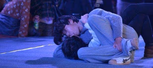 「好累,讓哥哥再睡會」,喝斷片了,醒來身邊睡個男人