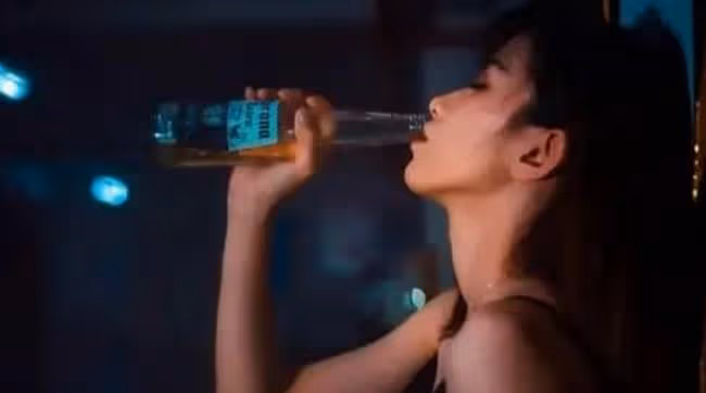 看著他脖子上的吻痕,我承認他是令我最著迷的男人