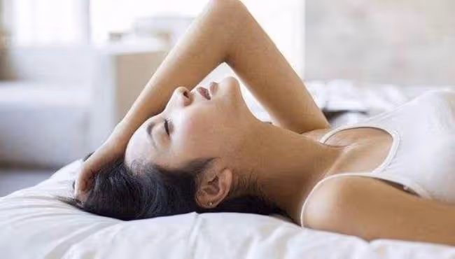 死了6任丈夫的她看上一個眼鏡男,折騰一夜後,他被送進急診室