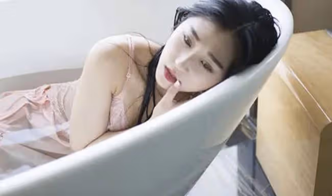 死了6任丈夫的她看上一個眼鏡男,折騰一夜後,他被送進急診室